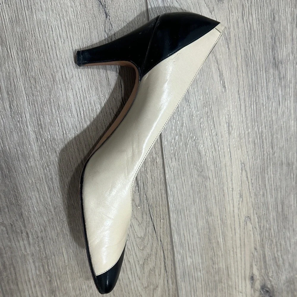 Salvatore Ferragamo Italy Two-Tone Cream Black Heels pumps leather 6.5 vintage - Picture 4 of 11